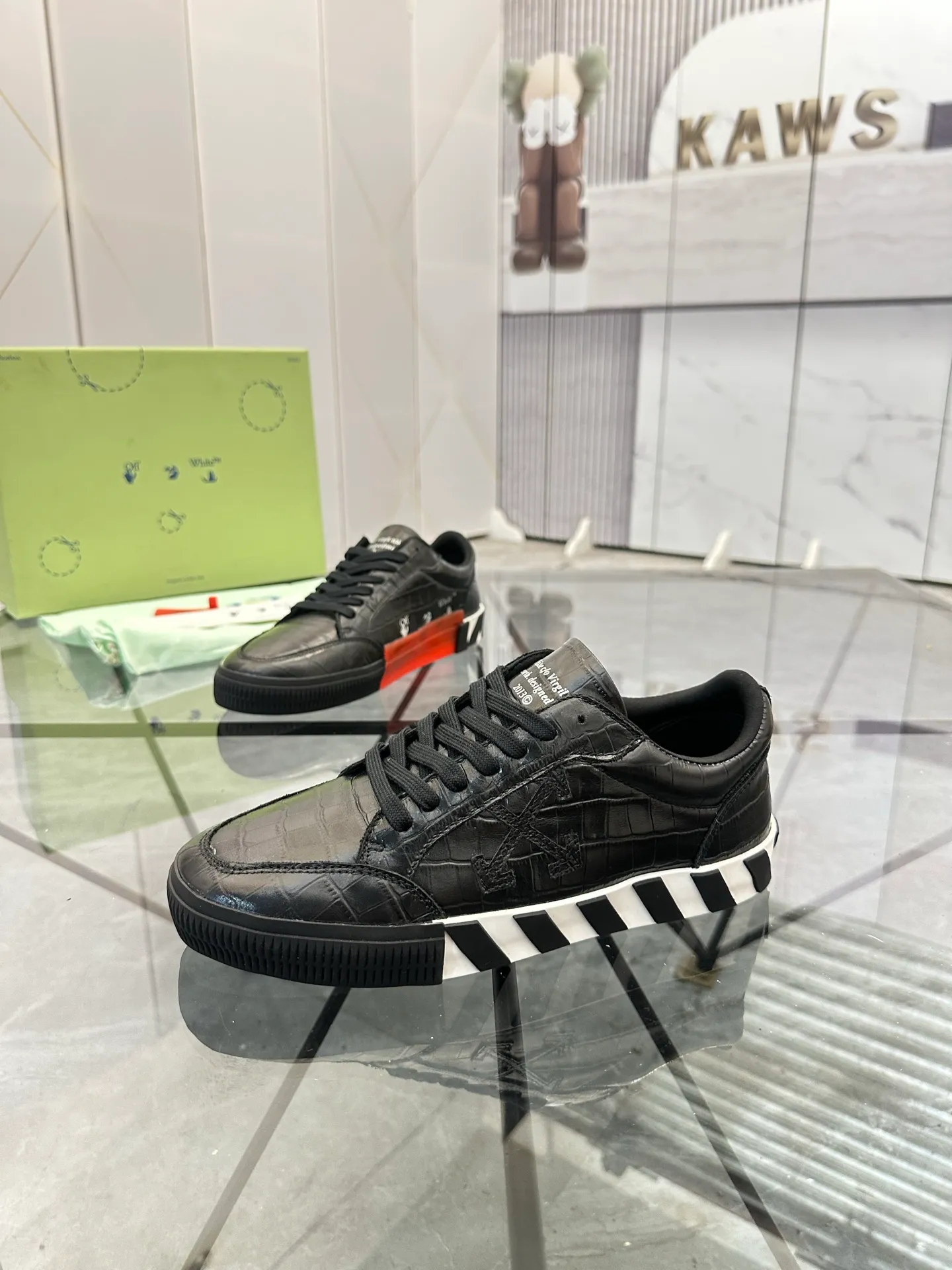 Selling men's shoes 💰: 💰P440¥ Product trademark: OFF WHITE *"OFF WHITE*" low-top casual shoes Regular size: 35-45 (can be customized to 46) Couple style Product material: imported cowhide upper, breathable lining, original outsole. No.: H203